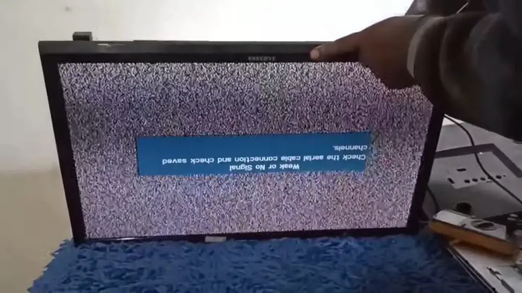 Samsung TV Makes Clicking Sound and Won't Turn On