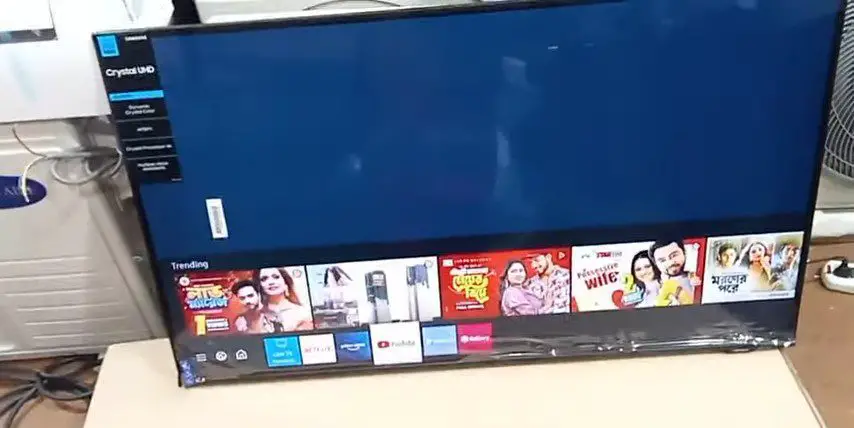 Samsung tv screen flashes fades to black