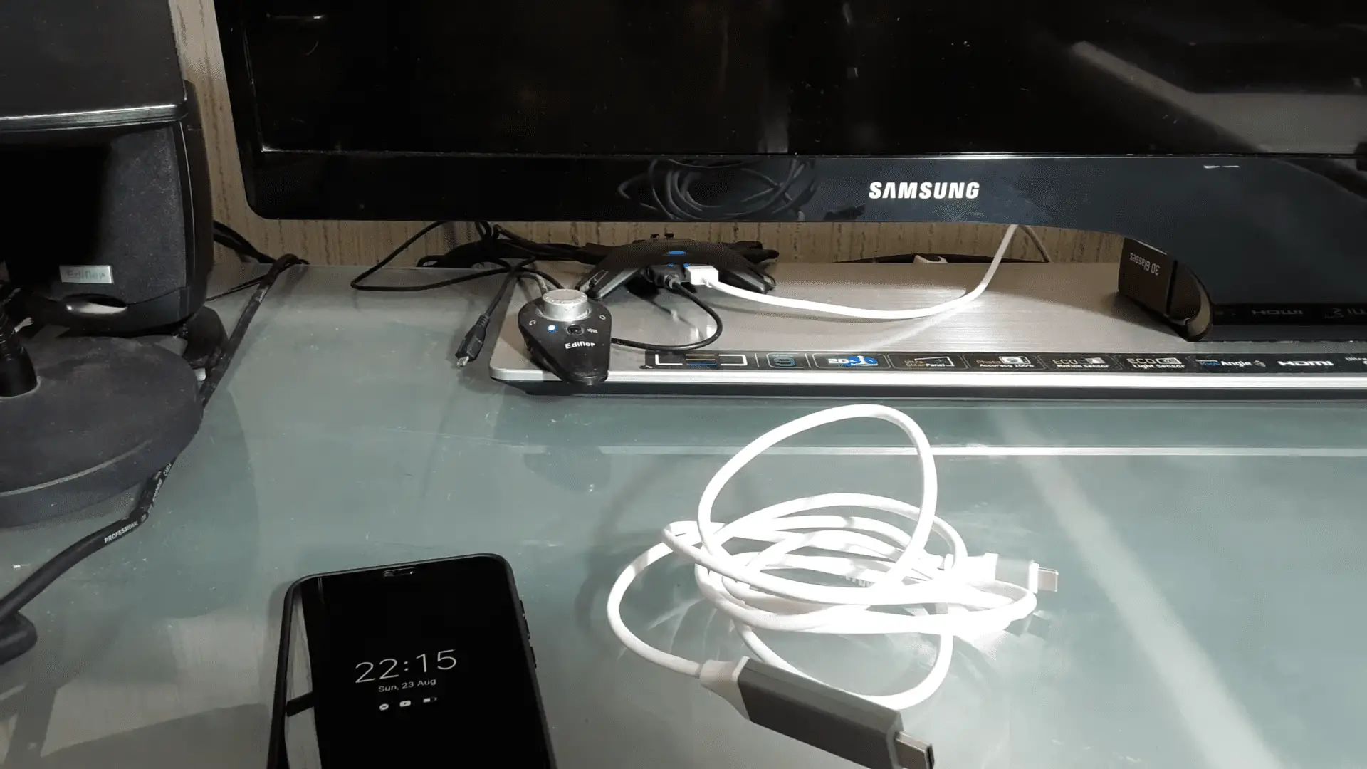 Connecting a USB Cable to a Samsung TV